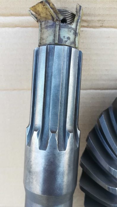 Головна   пара   редуктора  ЗіЛ - 130,  полуосі.