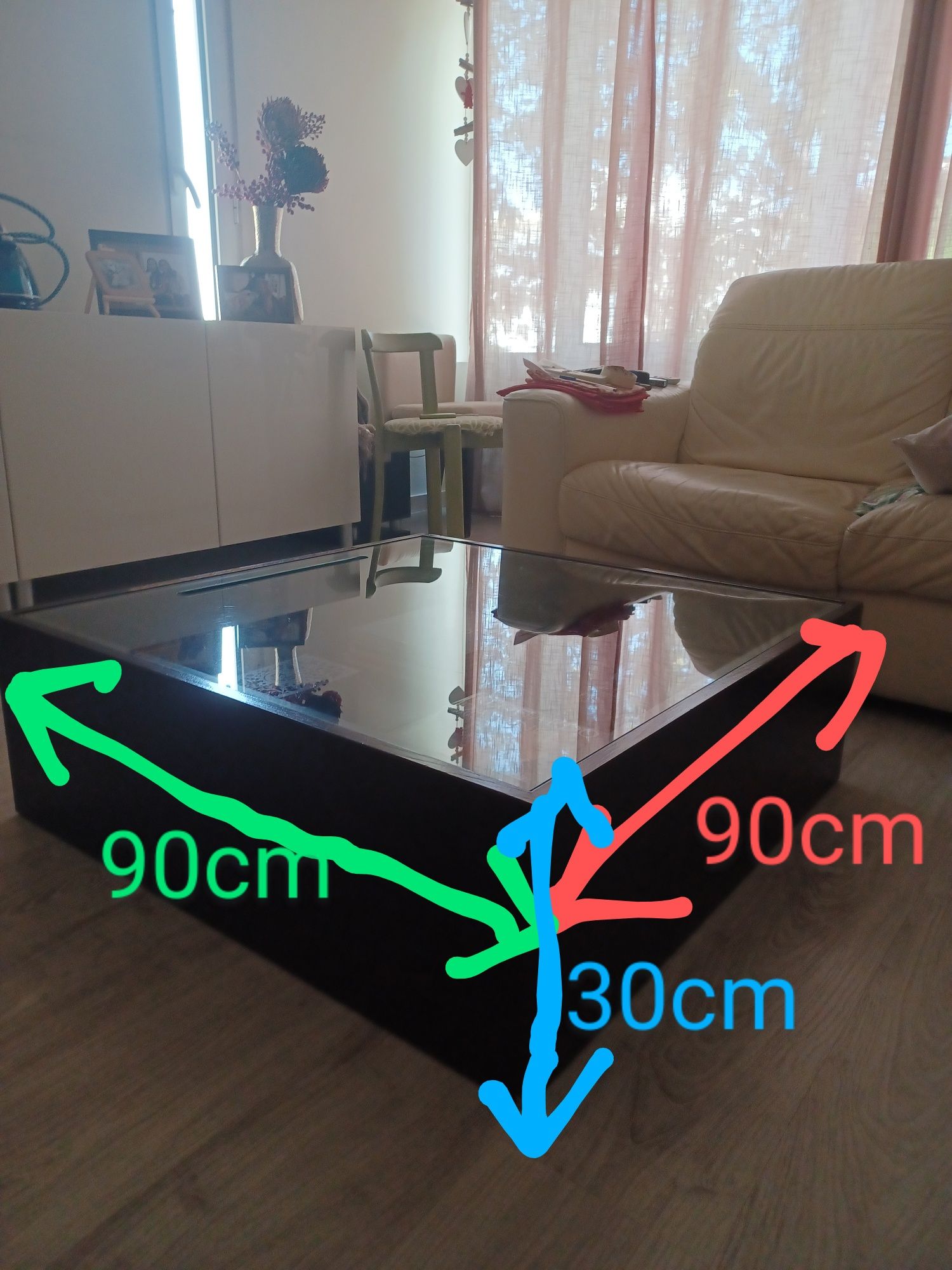Mesa de centro de sala de estar com tampo em vidro.