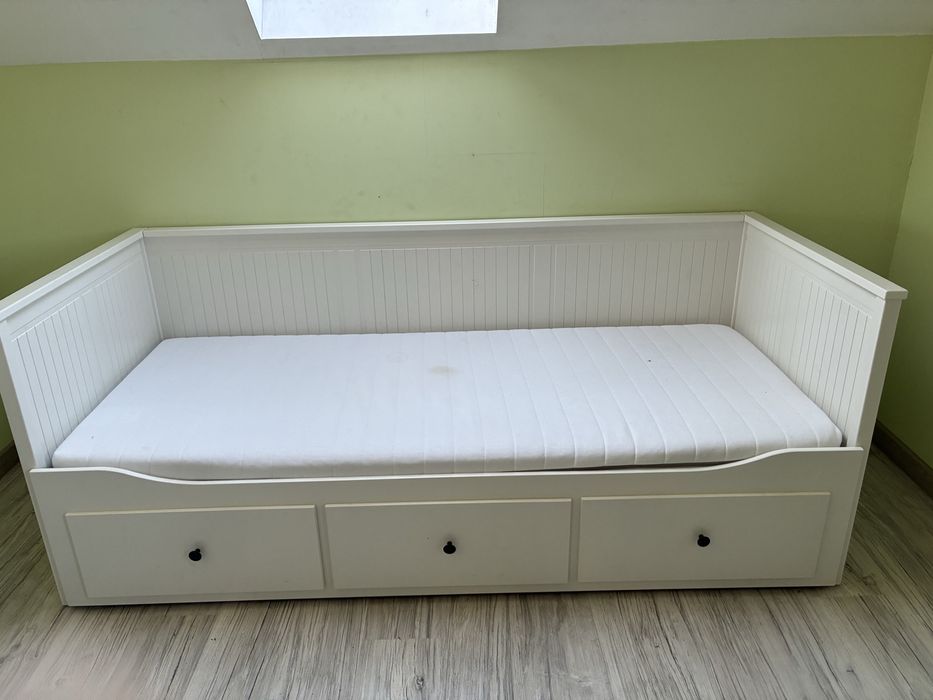 Ikea Hemnes łóżko leżanka z matercem i szufldmi dodtkowy materac
