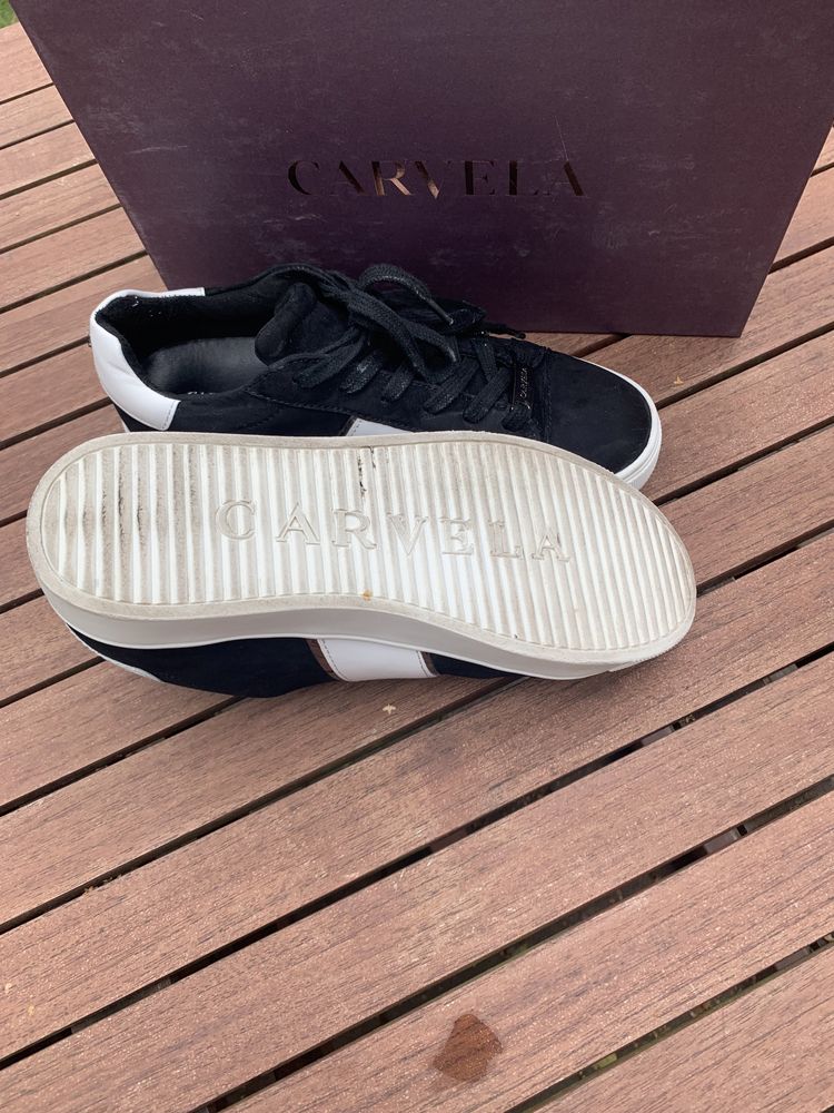 Carvela warte 699 zl , biżuteryjne sneakersy