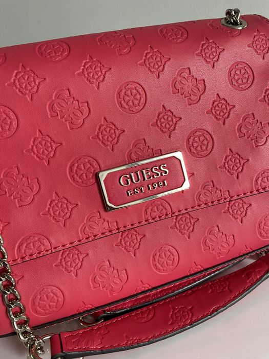 Torebka guess fuksja różowa monogram listonoszka crossbody