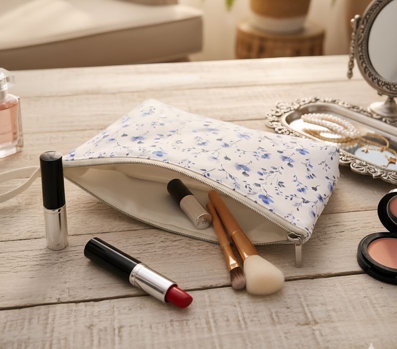 Kosmetyczka biało kremowa w niebieskie kwiaty