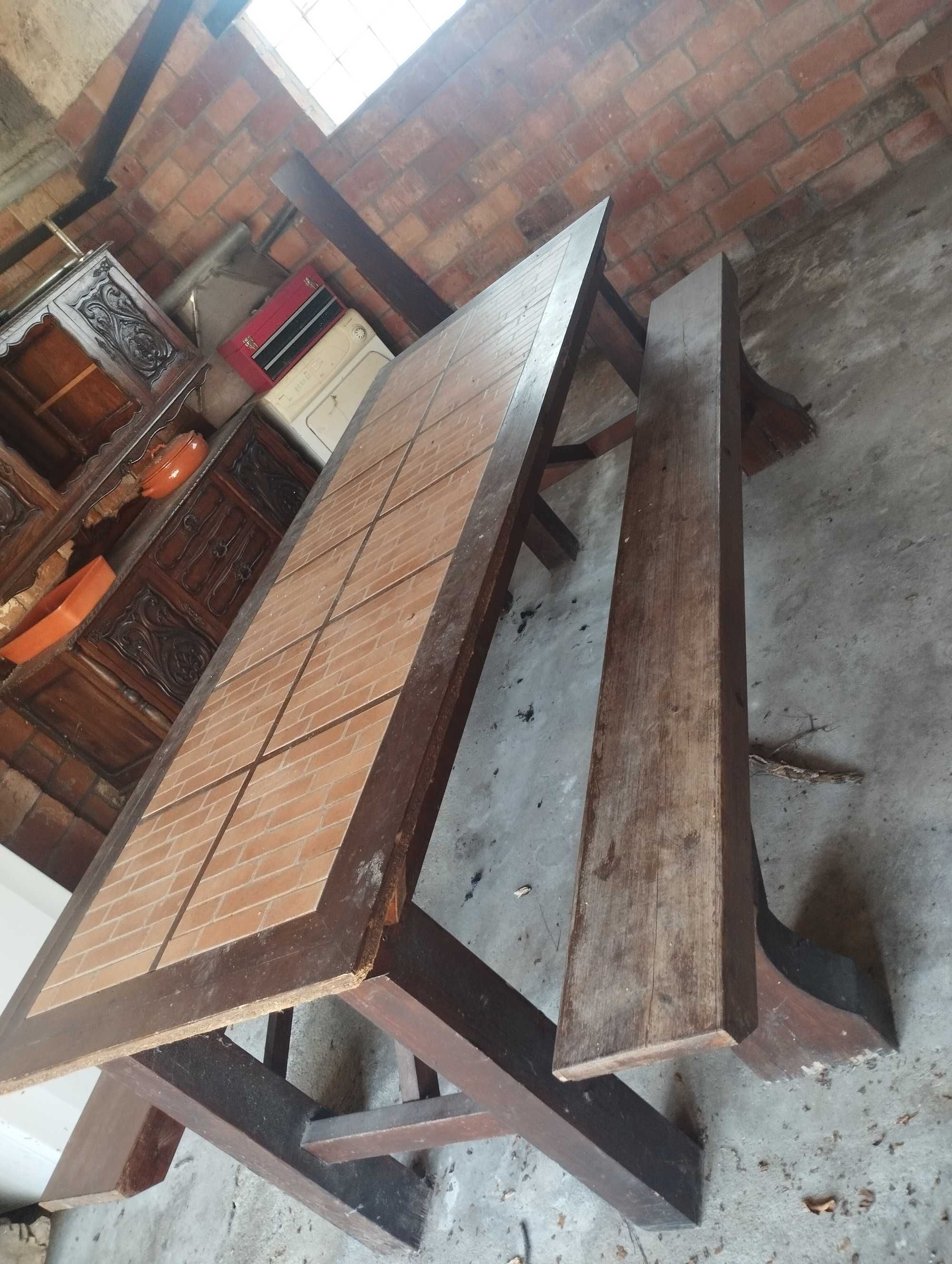 Mesa de madeira com azulejo feita á mão