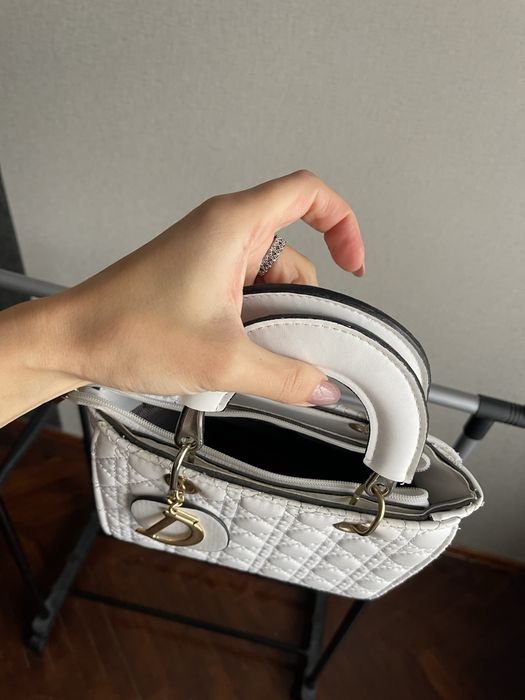 Класична біла сумочка