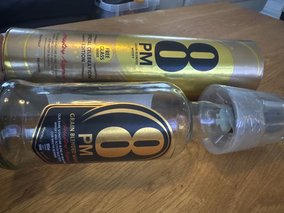 Pusta butelka po whisky 8PM z pudełkiem i szklanką