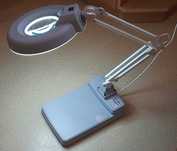 Lampa biurkowa z lupą