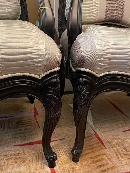 Par de poltronas clássicas em madeira e estofo de exposição