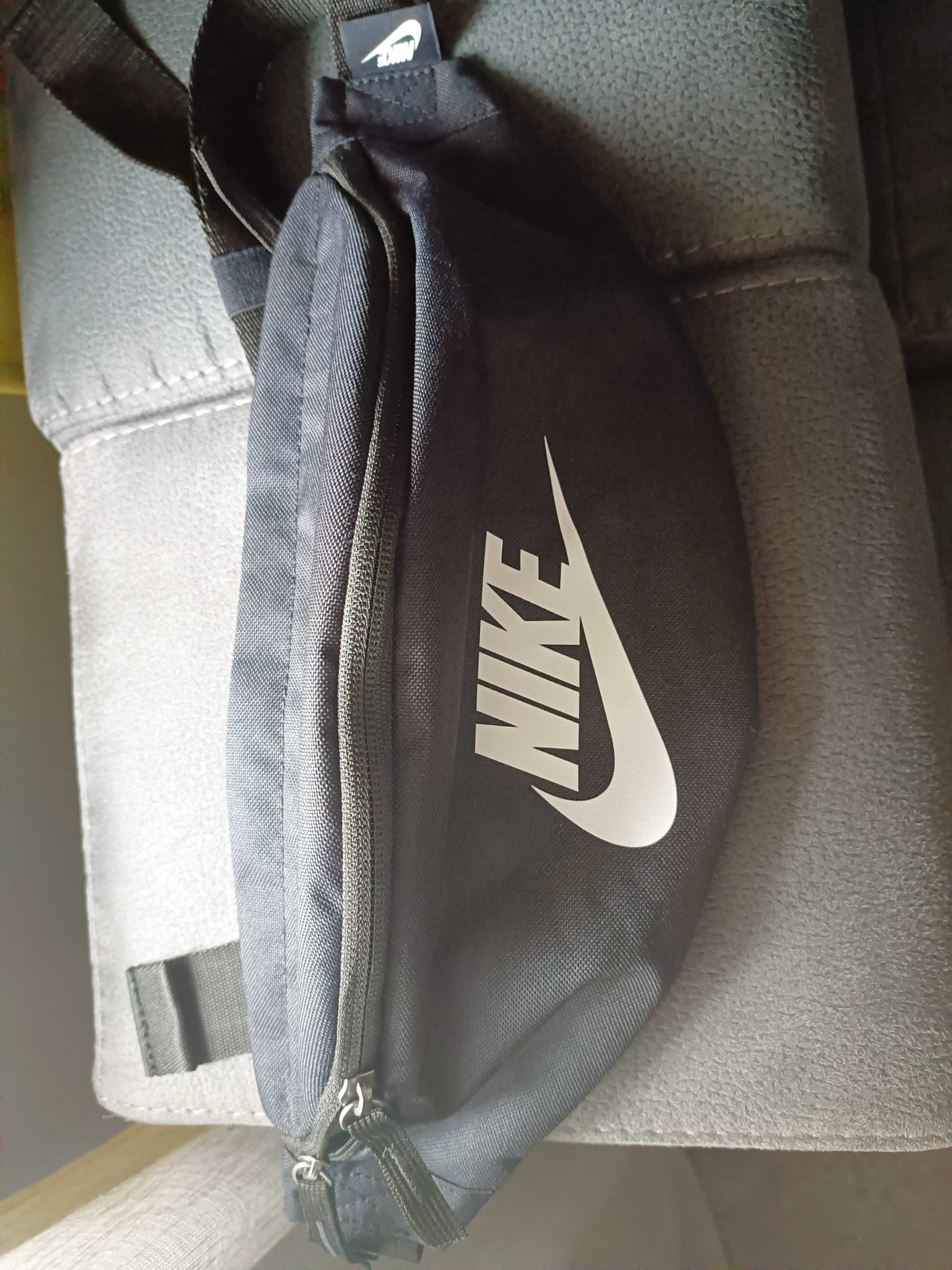 Bolsa tiracolo preta nike