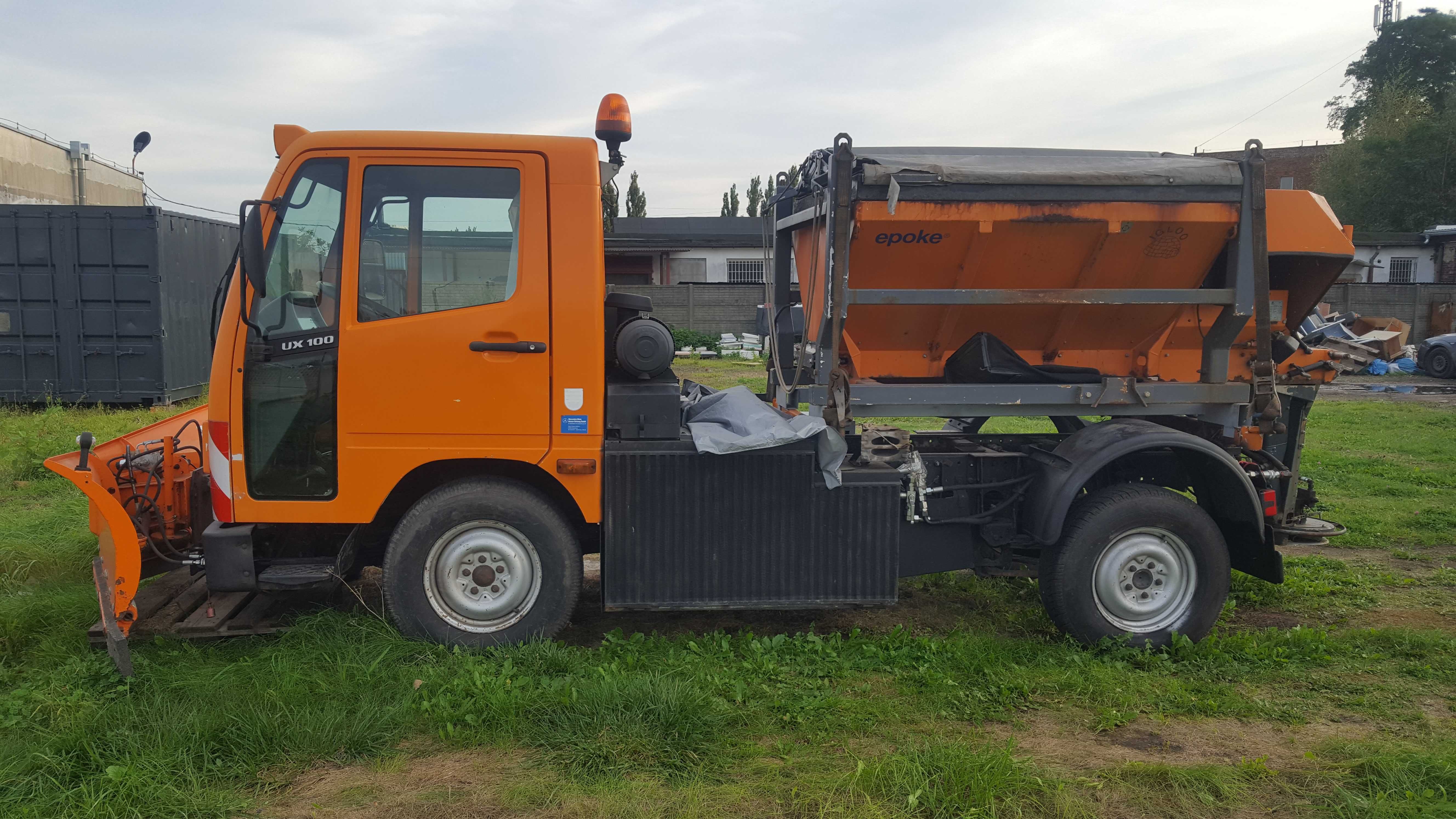 Unimog UX100 kontener, pług, posypywarka, bramownica