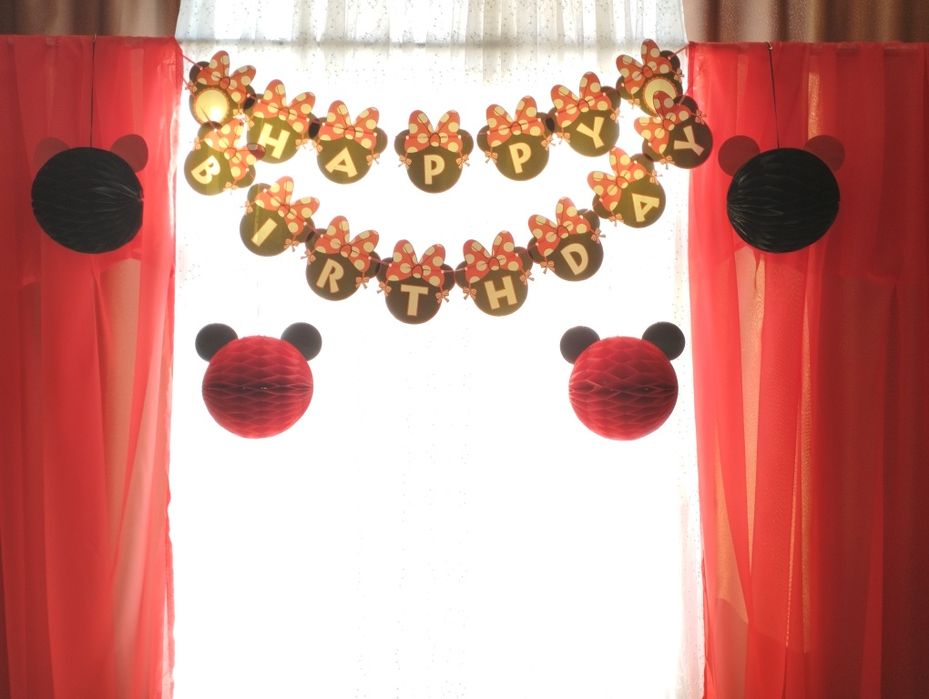 Фотозона в стиле Минни Маус, аксессуары, надпись, шары, шторы красные