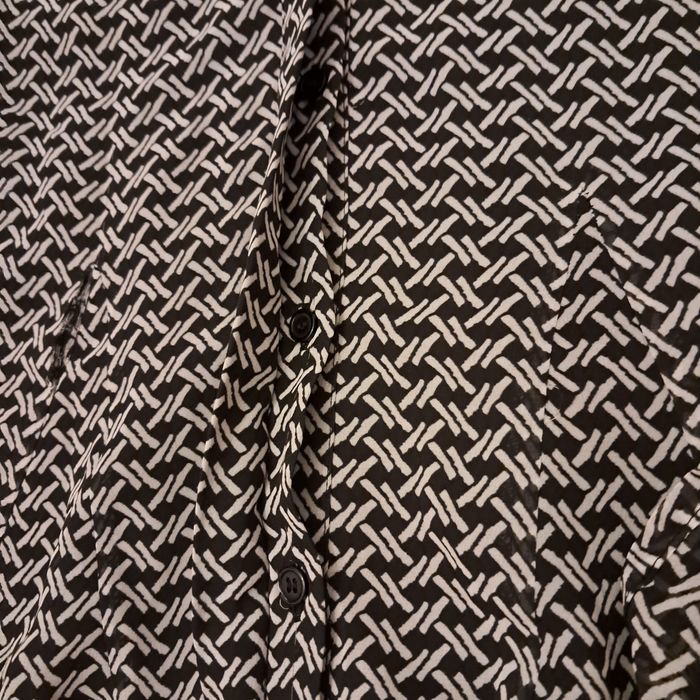 Zwiewna jesienna wzorzysta sukienka koszulowa