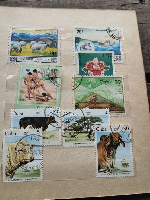 Продам шикарний, великий альбом з  різними колекціями марок. 18 стор