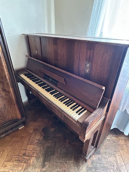 Pianino uzuwane Neufeld
