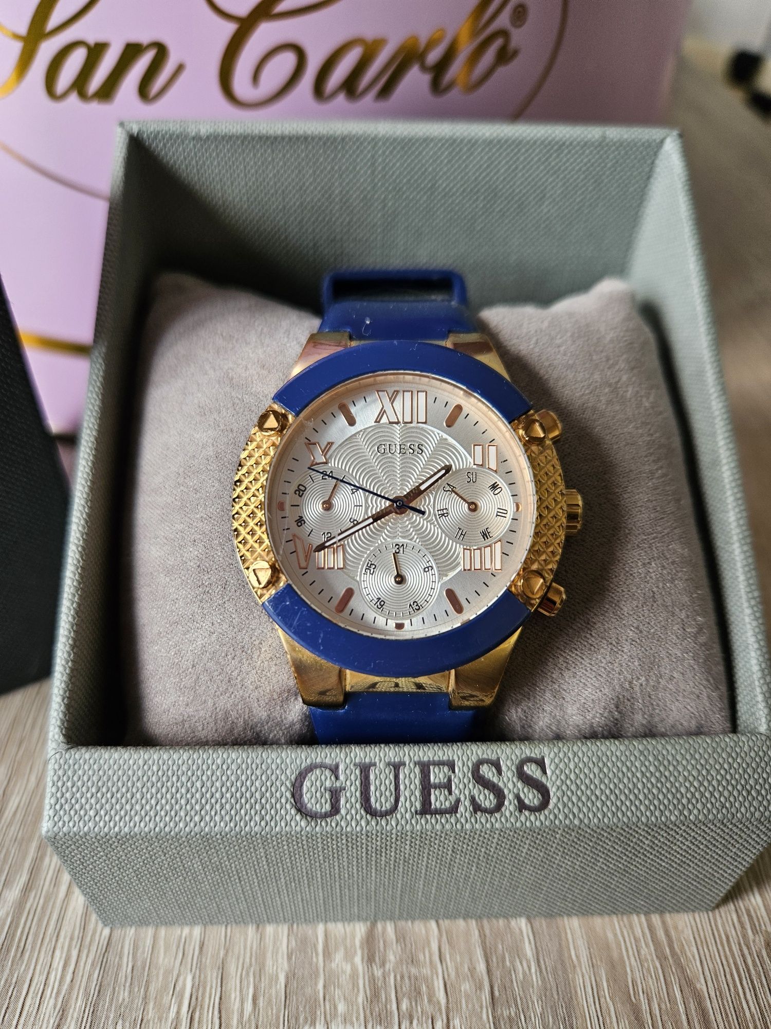 Женские часы Guess