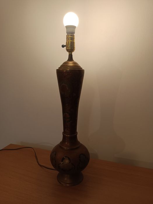 Lampa stojąca stolikowa  z mosiądzu z orientalnym ornamentem.