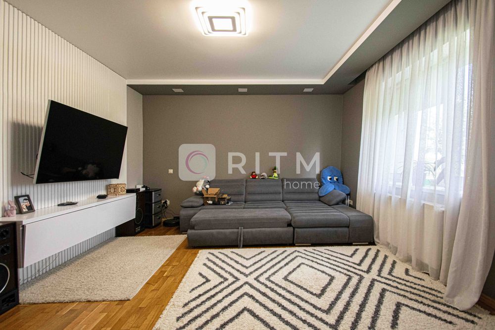 Продається  2-рівневий будинок з загальною площею 190м2