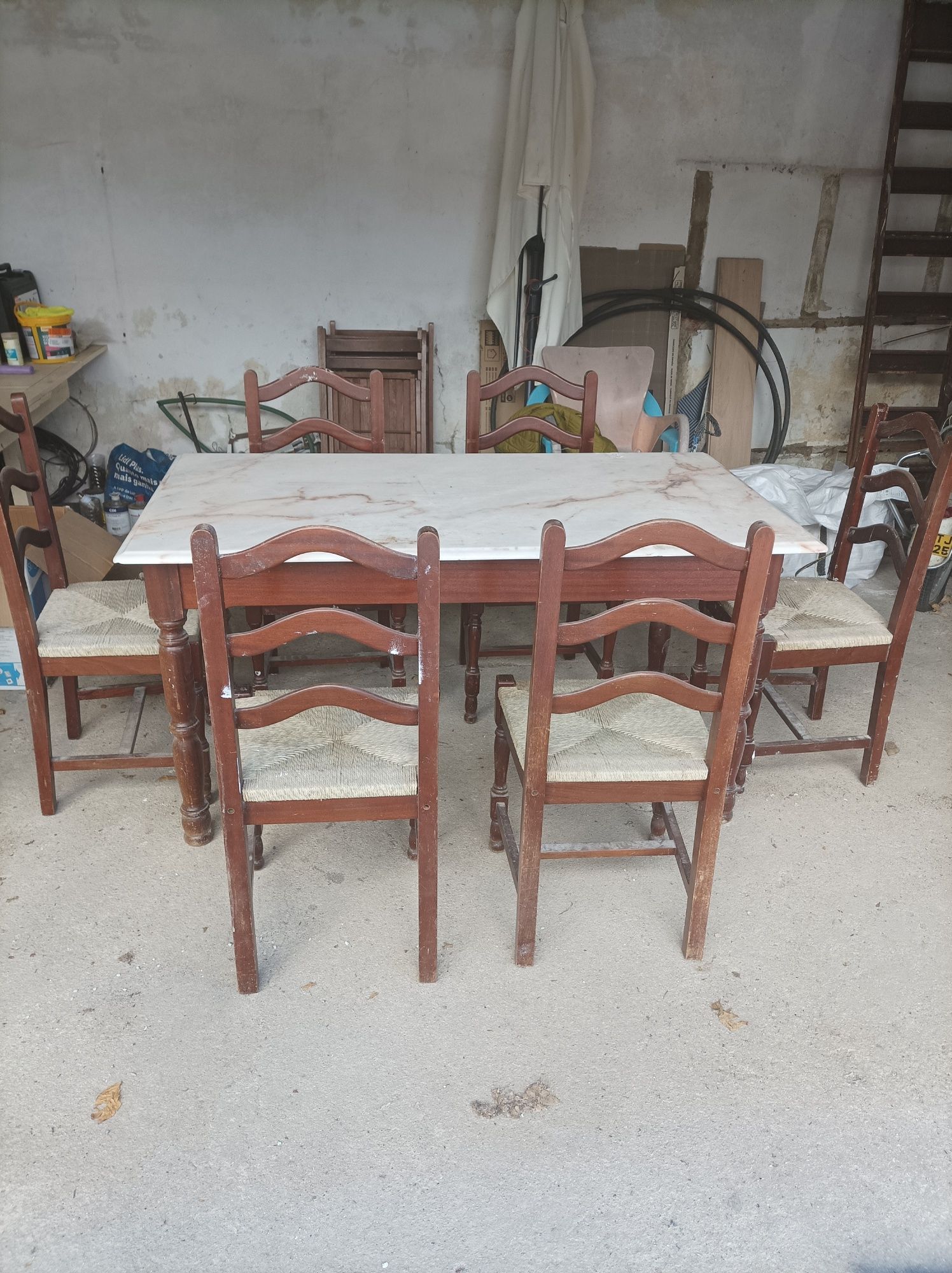 Mesa com tampo em mármore e seis cadeiras