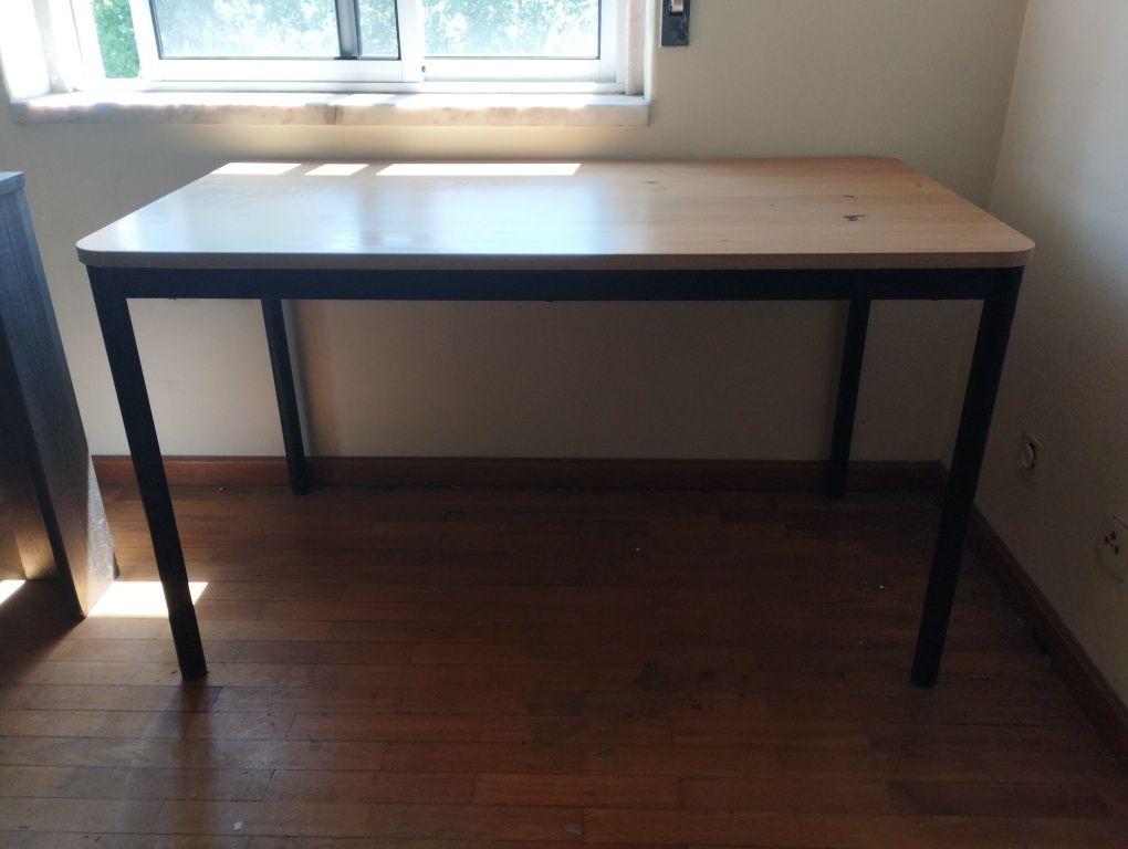 Secretária (129×68×73.5) com cadeira