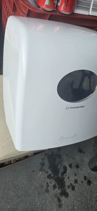 Dozownik Kimberly-Clark do ręczników  w rolkach – 70 zł/szt