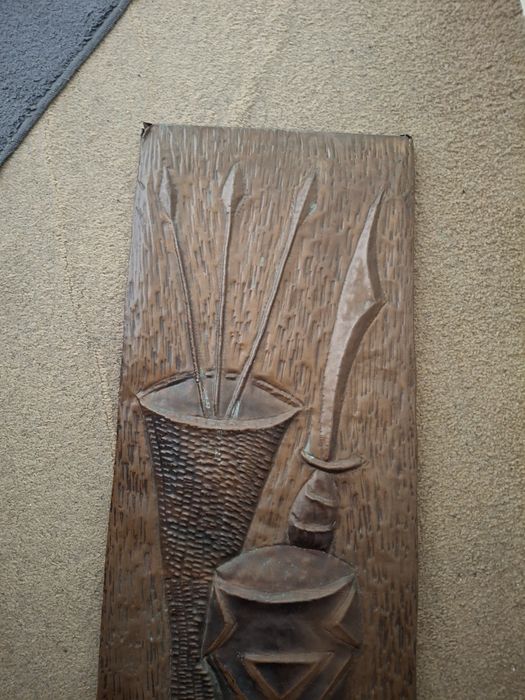 Escultura africana sobre metal cerca 28 x 77 cms