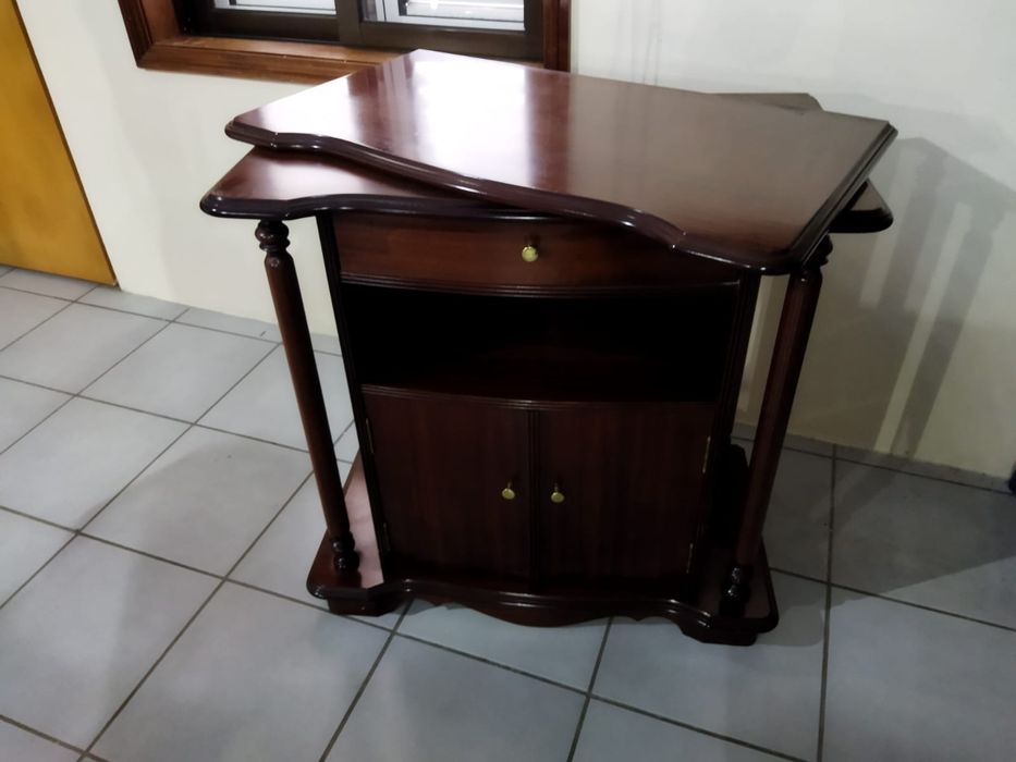 Móvel giratório de TV com 1 gaveta e 2 portas e uma prateleira.