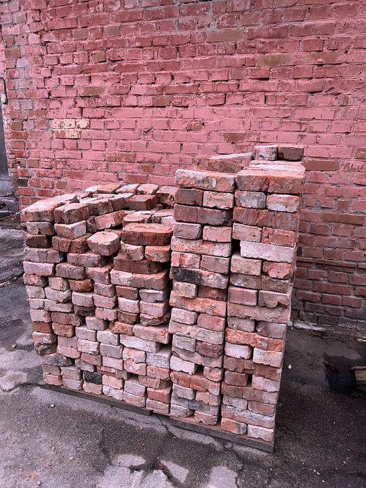 Продам цеглу кирпич б/у є 3000шт.