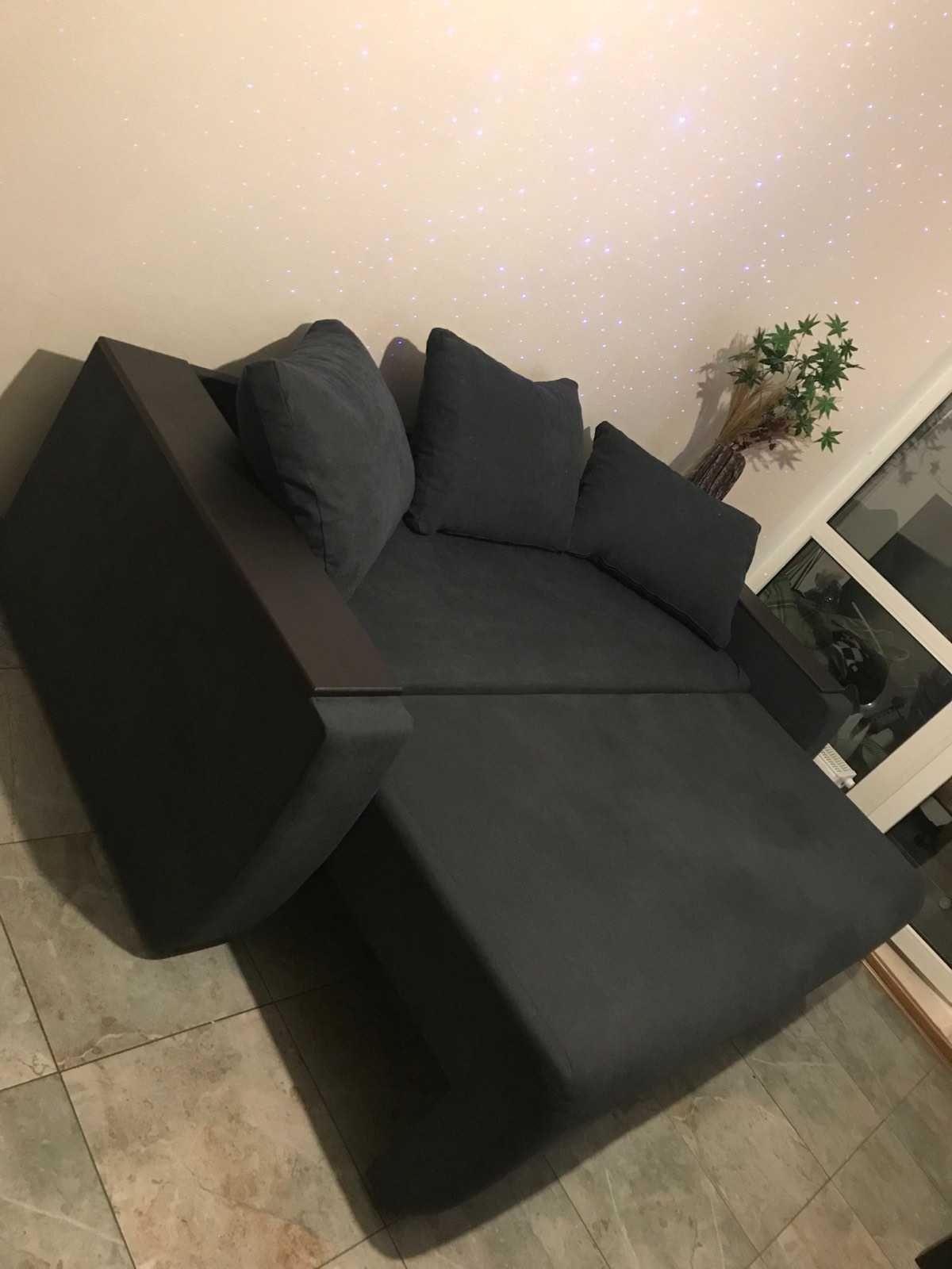 Чорний розкладний диван