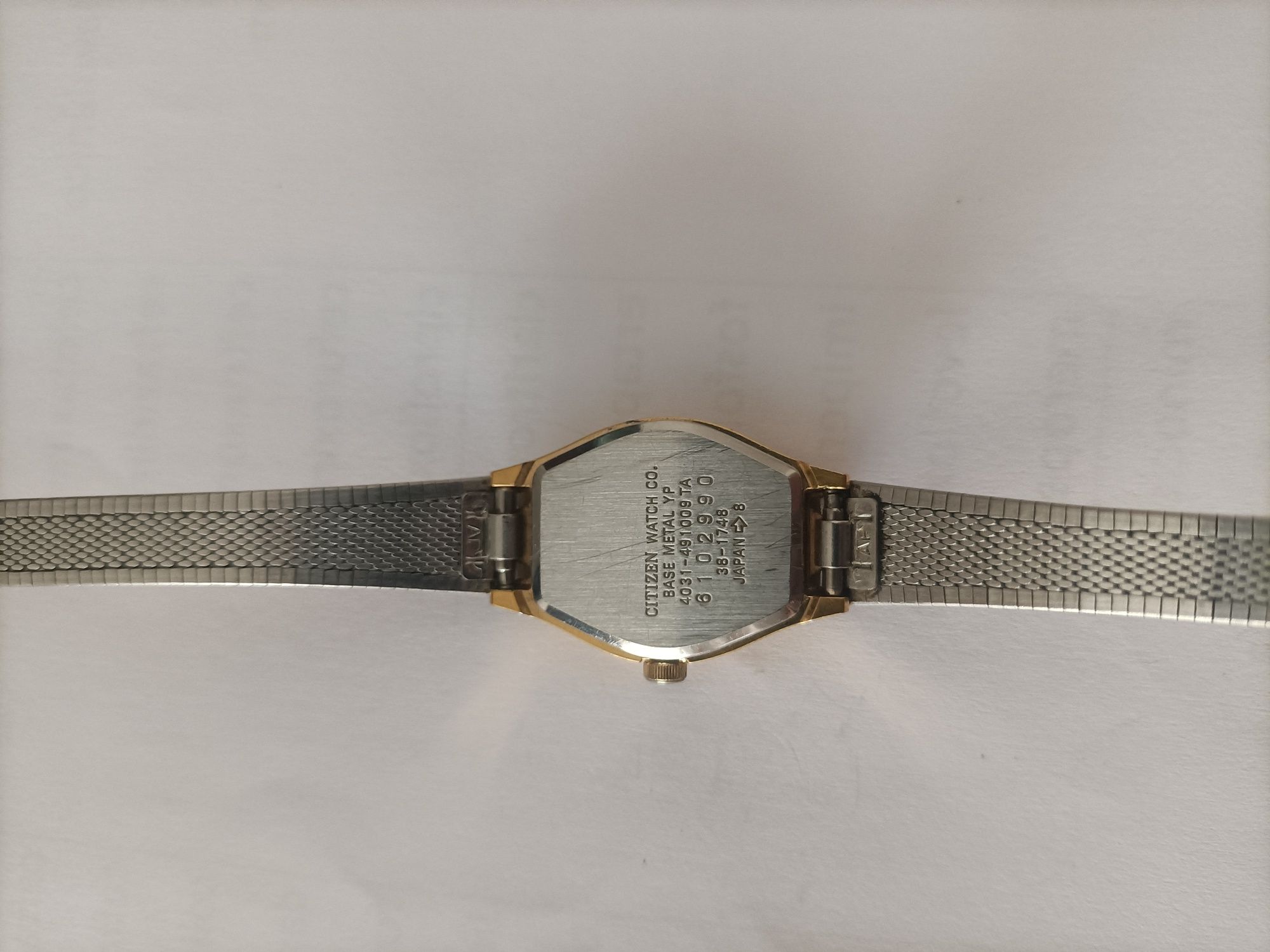Relógio Citizen de quartzo com Lady bracelete e mostrador oval