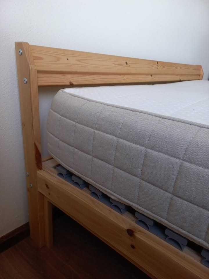 Cama de casal com estrados e colchão de latex natural