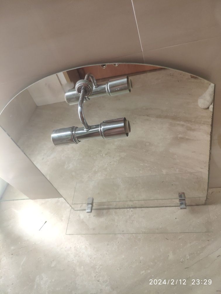 Lustro łazienkowe z półką podświetlane na dwie żarówki 55 x 65 cm