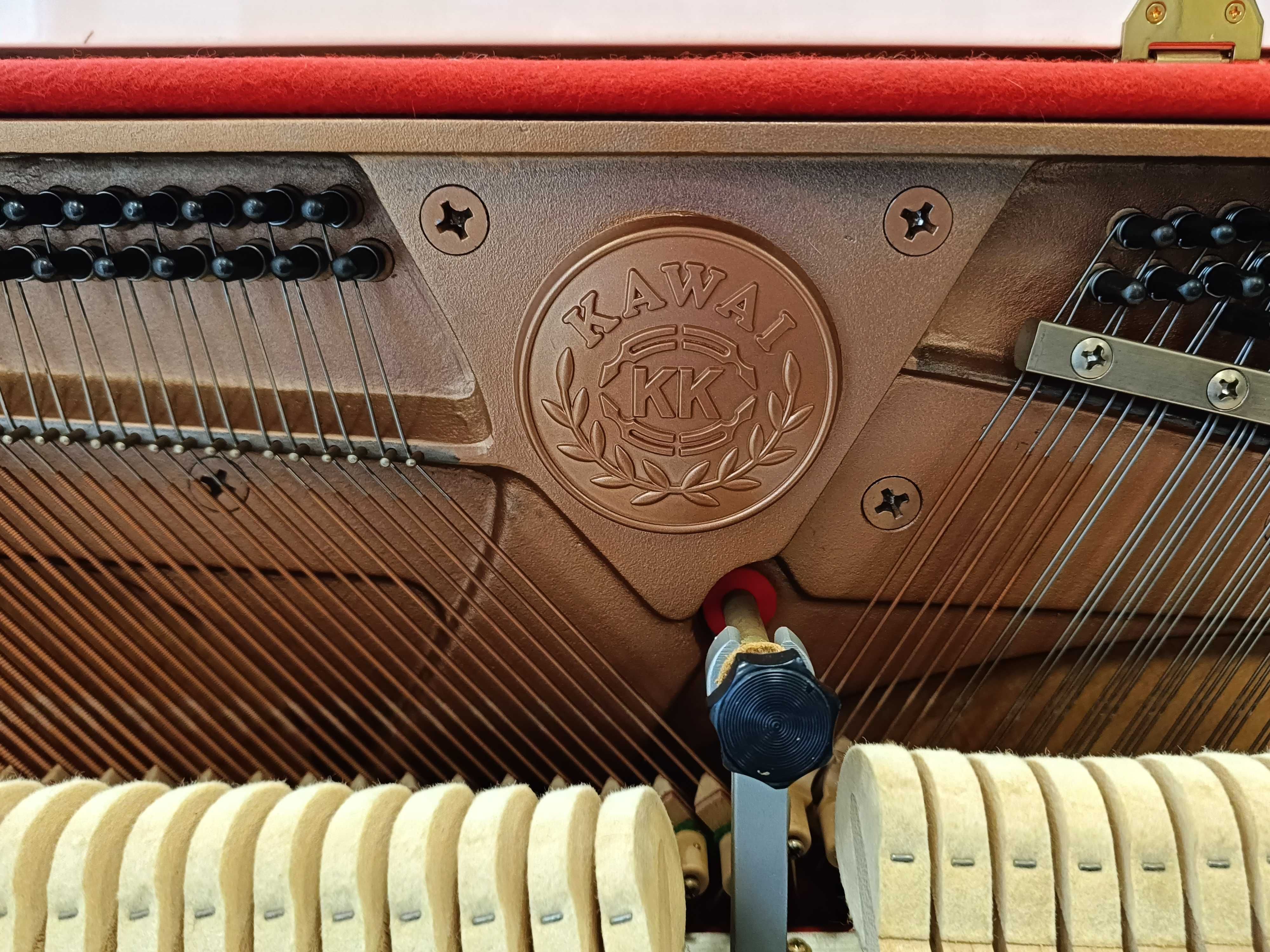 Białe pianino Kawai