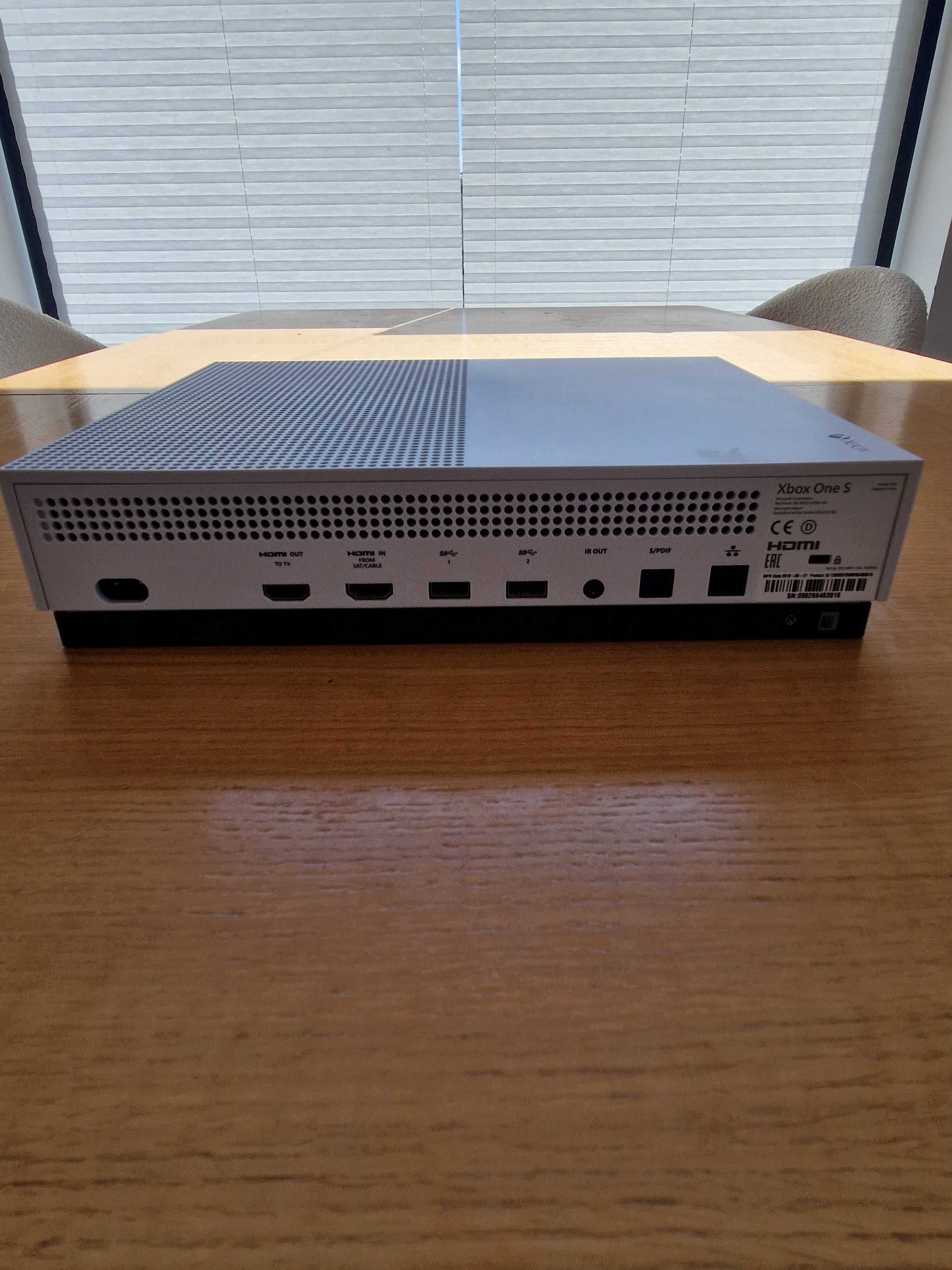 Xbox One S + 2 pady + akumulatory – Stan bardzo dobry