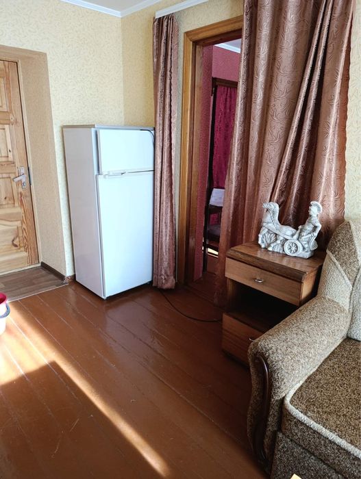 Здам кімнату в гуртожитку, Інститутська