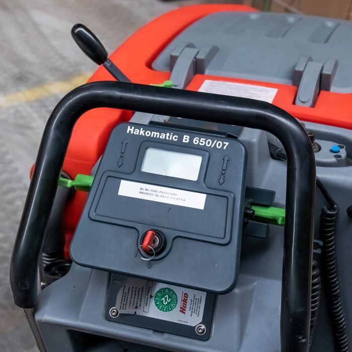 Szorowarka myjka do podłóg maszyna do mycia posadzek HAKO B650/07