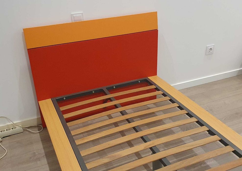 Cama juvenil + colchão + mesa de cabeçeira