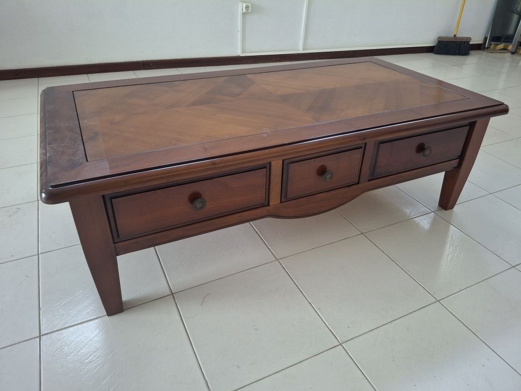 Mesa de centro de estilo clássico em cerejeira