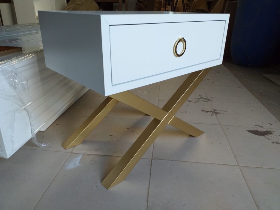 Mesa Cabeceira 2 Gavetas Branco Mate e Puxador Dourado