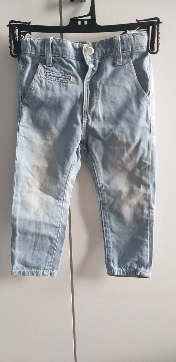 Jasne jeansy Reserved r. 80 rurki