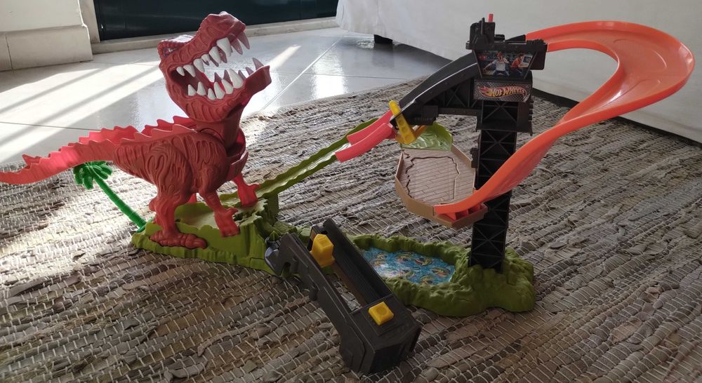 Pista Hotwheels dinossauro
