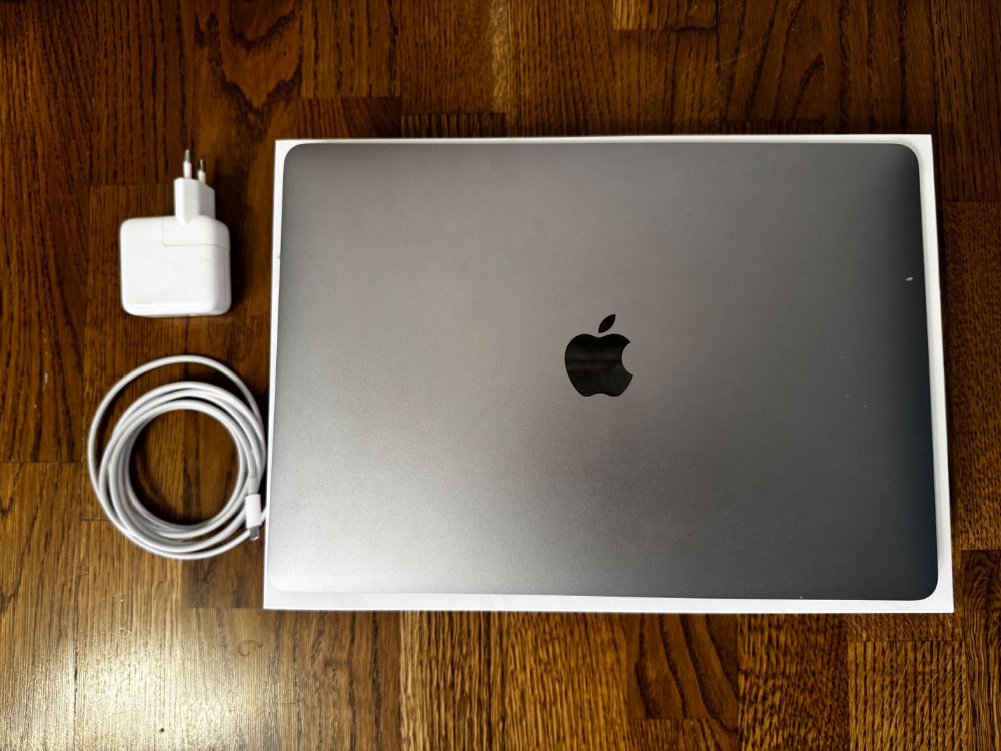 Продам MacBook Air M1 8/256 ГБ