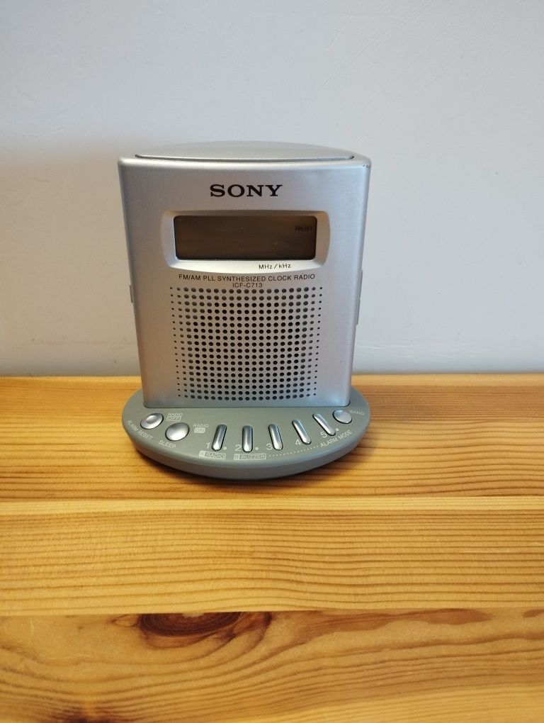 Радиобудильник, радиоприемник Sony ICF-C713