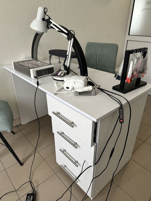 Стіл з шухлядами для майстра