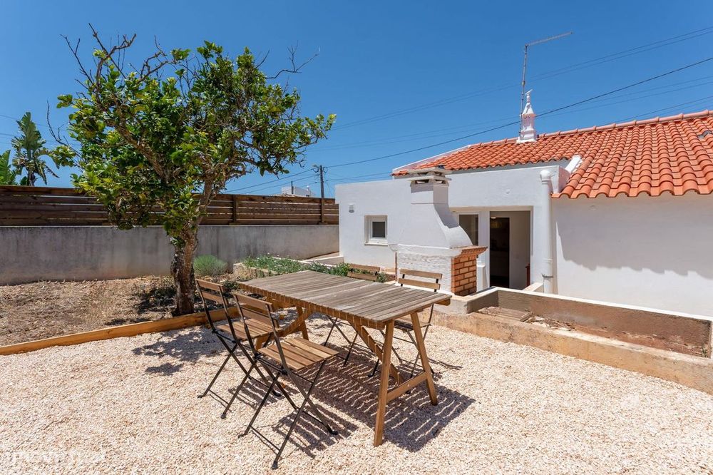 Moradia independente na Rua Jogo da Bola, 10 Espiche - Luz