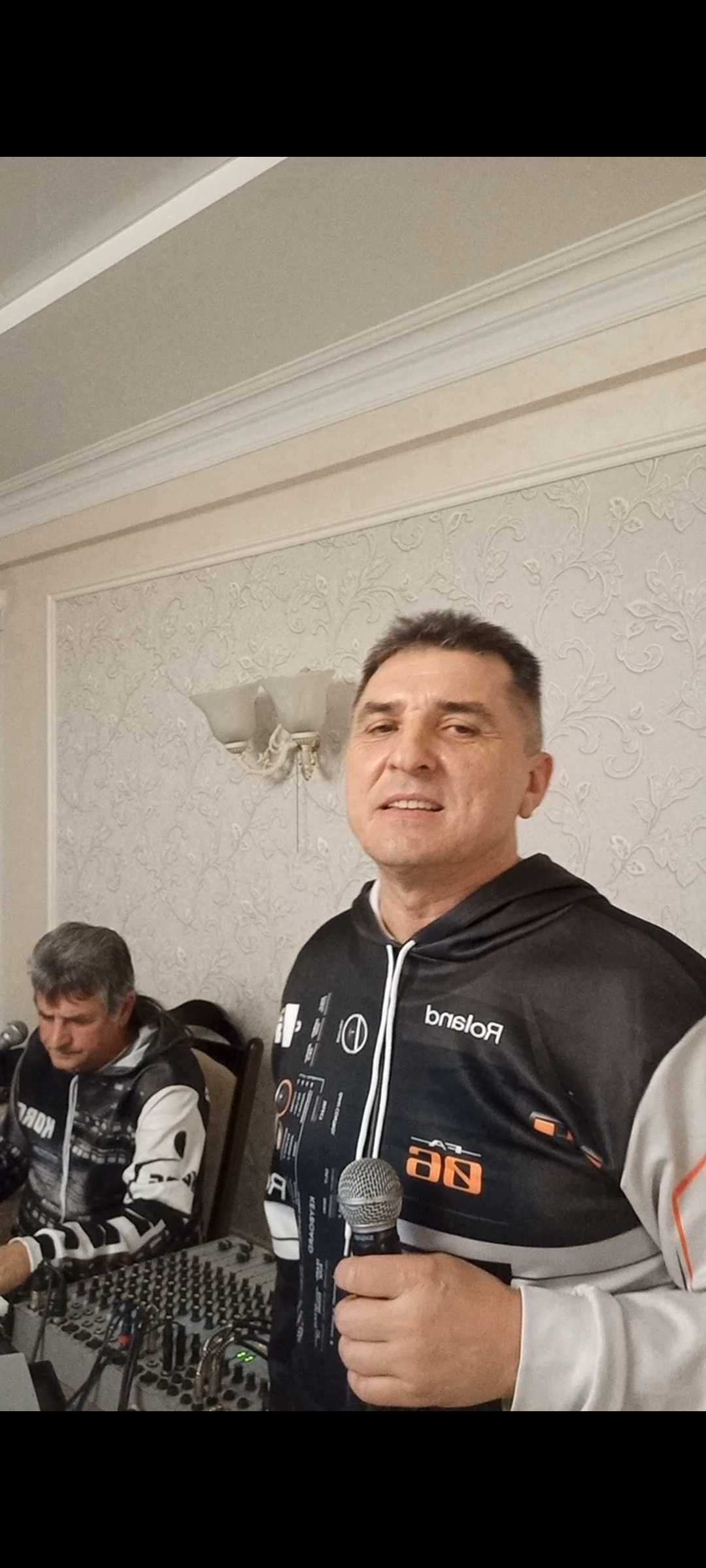 потрібна вокалістка яка вміє або хоче вміти навчитись співати