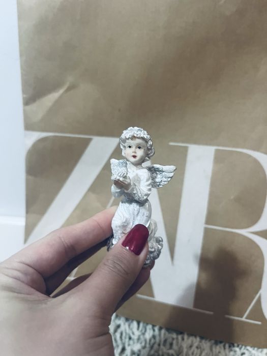 Bialy porcelanowy aniol aniolek do szopy hej pasterze