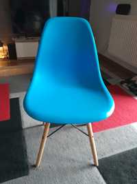 Krzesło plastikowe drewniane nogi