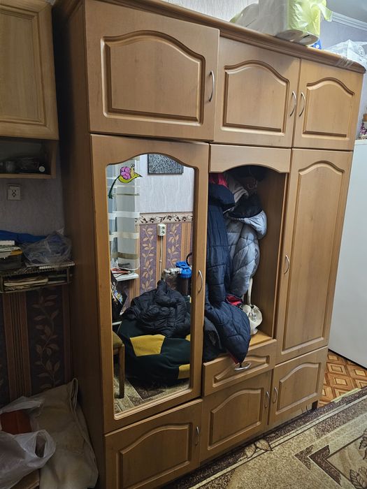 Шкаф і тумбочка в прихожу