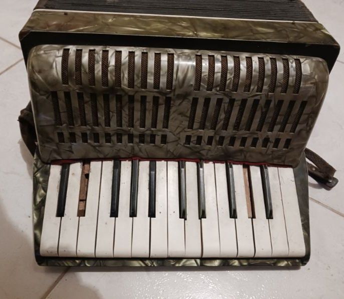 Stary akordeon 32basy