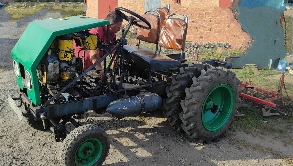 Трактор з плугом та культиватором