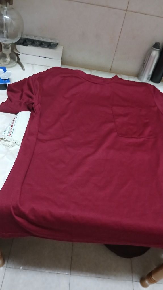T shirt com bolso à frente sem marca